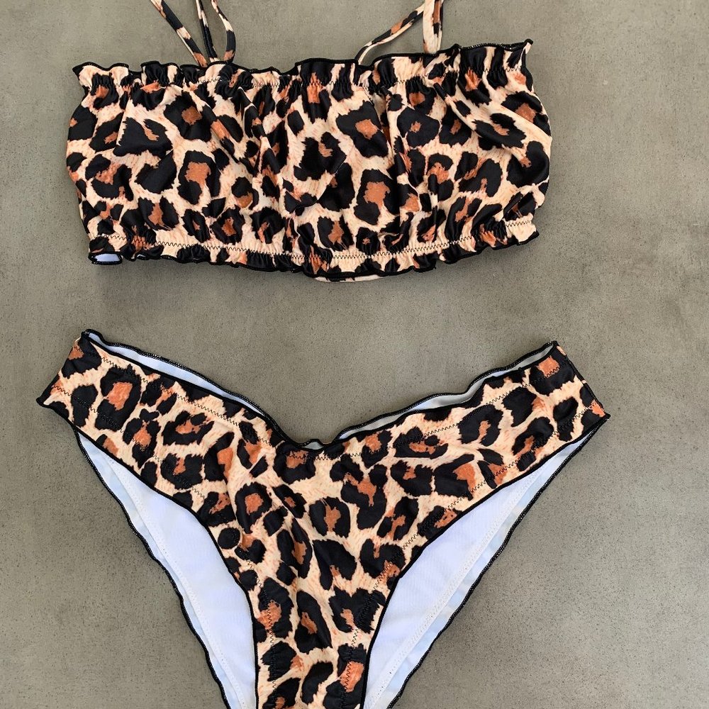 Leopard bikini with ruched-back bottoms